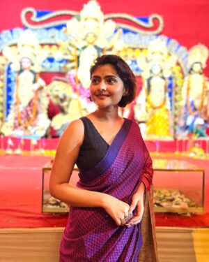 Aindrila Sharm Instagram - শুভ মহানবমী 💜🌸

P.C. @_more_than_a_doctor_

thank you so much @shunyaaonline for this beautiful saree . ♥️