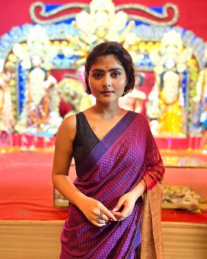 Aindrila Sharm Instagram - শুভ মহানবমী 💜🌸

P.C. @_more_than_a_doctor_

thank you so much @shunyaaonline for this beautiful saree . ♥️