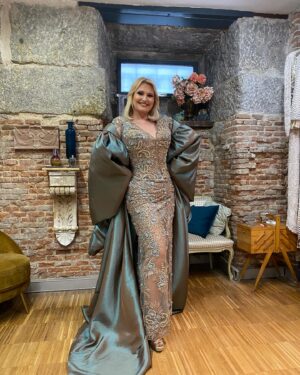 Ainhoa Arteta Instagram - Gracias @elle_spain Por la maravillosa entrega de premios 2024 a mujeres increíbles siempre un placer acudir a estos premios que son Moda y gente estupenda @benedettaelle eres Mágica y todo el grupo maravillosos ENHORABUENA por una noche Única y fantástica  gracias @emiliosalinasatelier  por este traje JOYA DE ALTA COSTURA ESPAÑOLA!!! A mis amigos @emilianosuarezpascual y @carolabaleztena con los que tengo un proyecto muy especial en Junio en Madrid teatro @teatromarquina no os lo perdáis !!! Y mi adorada @evaescolanomkp @clinicarociovazquez
