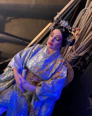 Ainhoa Arteta Instagram - A penas horas después de la actuación ya en el Taxi rumbo a casa para ver a mis hijos !!!! Extenuada pero contenta pensando desde la perspectiva de hace dos años …. Os dejo estas imágenes respirando desde fosas nasales pues el teatro seca mucho y concentrándome en todos los músculos antes de salir al primer acto @teatrovillamarta @evaescolanomkp