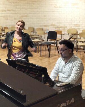 Ainhoa Arteta Instagram - El ensayo de ayer para el concierto de mañana en Mallorca !!! Muy contenta vocalmente me encuentro muy fuerte … creo que la Buterfly marcó un cambio importante en mi resultado final de recuperacion. Con @francescblancosanchez #soprano#sopranotitanium #recuperacióntotal #alegriadevivir #superacion #esposibleloimposible #resistir #saliradelantesiempre #esforzarsealmaximo #gratitudinfinita