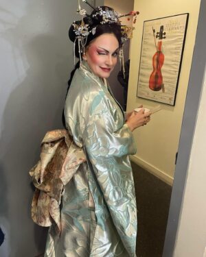 Ainhoa Arteta Instagram - A por ella !!!!! Es el rol para mi y en mi opinión más difícil de Puccini un personaje que recorre vocal y personalmente. Un autentico vía crucis y esto está escrito en cada esquina de la partitura ojalá y os pueda hacer un vídeo contándoos en persona como he preparado siempre Buterfly @teatrovillamarta @aytojerez @culturagob por favor !!! Ayudar a los teatros de españa que no son solo DOS !!! Maquillaje y peluquería @evaescolanomkp