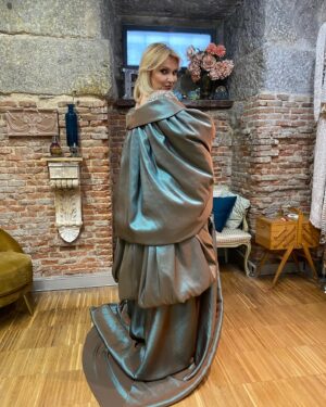 Ainhoa Arteta Instagram - Gracias @elle_spain Por la maravillosa entrega de premios 2024 a mujeres increíbles siempre un placer acudir a estos premios que son Moda y gente estupenda @benedettaelle eres Mágica y todo el grupo maravillosos ENHORABUENA por una noche Única y fantástica  gracias @emiliosalinasatelier  por este traje JOYA DE ALTA COSTURA ESPAÑOLA!!! A mis amigos @emilianosuarezpascual y @carolabaleztena con los que tengo un proyecto muy especial en Junio en Madrid teatro @teatromarquina no os lo perdáis !!! Y mi adorada @evaescolanomkp @clinicarociovazquez