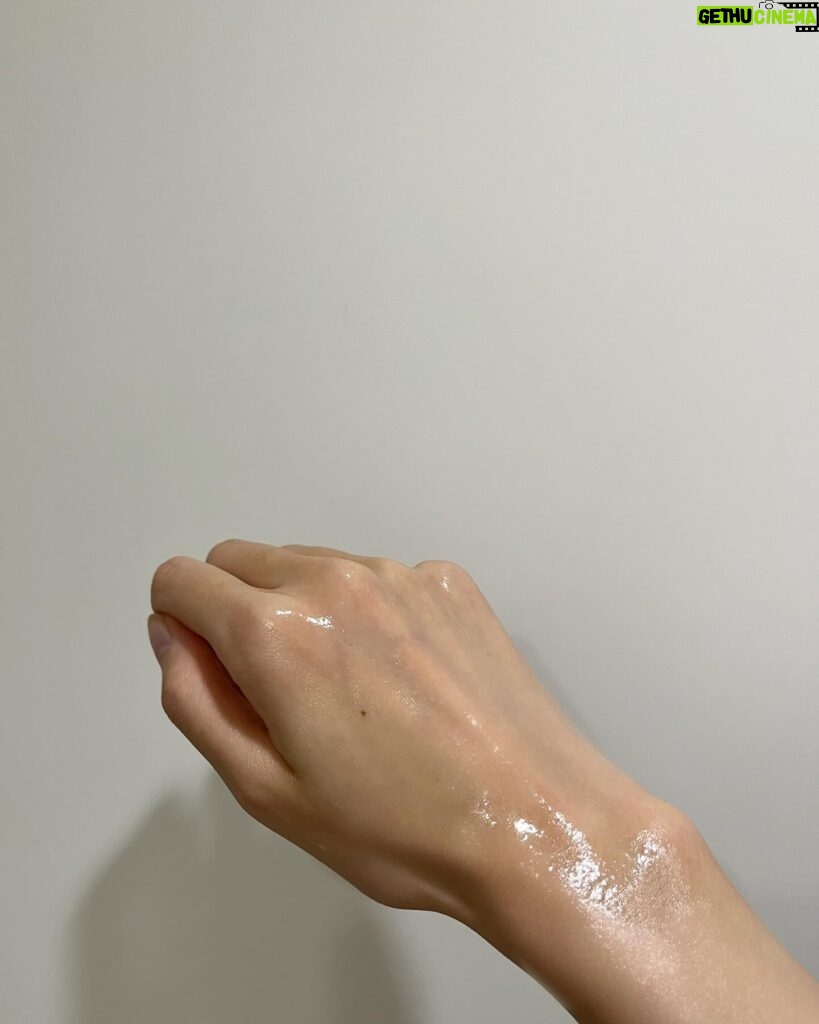 Airi Matsui Instagram - 大人になってお肌のケアはしっかりしているけどこれから乾燥が気になる季節、、 オルビスユーは肌本来のうるおい機能に着目！ 乾燥、ハリや乾燥によるくすみなど色んな大人の肌悩みにアプローチしてくれる。 #すべてはうるおい でつながっているよ   とろぱしゃなテクスチャーがとても気持ちよくて好き。 お肌にしっかりうるおい補給してあげよ！   これから使い続けるのが楽しみです🤍   オルビスユー エッセンスローション（医薬部外品：肌荒れを防ぐ） #オルビス #オルビスユー #オルビスユーシリーズ #とろぱしゃ化粧水