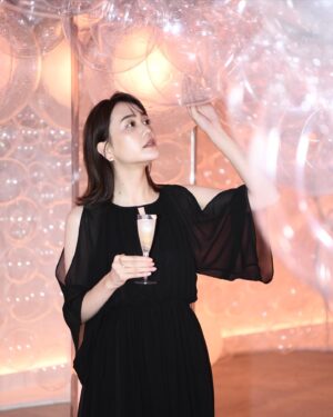 Airi Matsui Instagram - クレ・ド・ポー ボーテ

誕生から10周年を迎える美容液 ル・セラム
『輝きの原点にもどる鍵』POPUPイベントへ。

ル・セラムを実際に体験。
浸透の速さや使った後すぐにうるおって肌のなめらかさを実感できました💎

そして40 年以上も肌細胞研究をしている事や
世界中の女性の為に活動していたり、、
歴史を知る事が出来てとてもわくわくする空間！

8/18〜8/27 事前予約制です！

@cledepeaubeaute
 #クレドポーボーテ
#ルセラム
#細胞からはじまる輝き
#PR