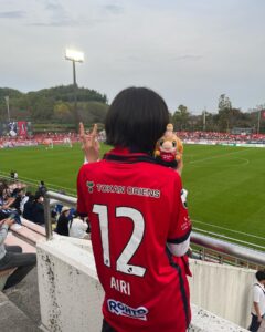 Airi Matsui Instagram - いわきFC × TGC × 福島！ いわきFCホーム最終戦を応援に📣 キッズモデルのみんなも 沢山声を出して応援してました🥹 惜しいシーンが何度もあり 結果は負けてしまいましたが、 J2残留おめでとうございます！！ これからも応援し続けます！ キックインセレモニー緊張した、、！ 温かいいわきの皆様、 懐かしすぎる友人、家族にも会えて嬉しい1日でした🤍 やはりサッカー好きだなぁ⚽️