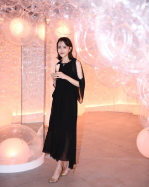 Airi Matsui Instagram - クレ・ド・ポー ボーテ

誕生から10周年を迎える美容液 ル・セラム
『輝きの原点にもどる鍵』POPUPイベントへ。

ル・セラムを実際に体験。
浸透の速さや使った後すぐにうるおって肌のなめらかさを実感できました💎

そして40 年以上も肌細胞研究をしている事や
世界中の女性の為に活動していたり、、
歴史を知る事が出来てとてもわくわくする空間！

8/18〜8/27 事前予約制です！

@cledepeaubeaute
 #クレドポーボーテ
#ルセラム
#細胞からはじまる輝き
#PR