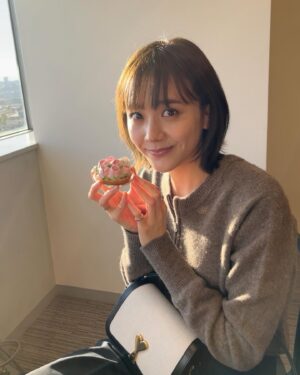 Airi Matsui Instagram - 可愛すぎる薔薇のタルト🌹
食べるのもったいなかった、、

今年も沢山お祝いしてもらえて幸せです！

皆様良いお年をお迎え下さいね🌅