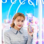 Airi Matsui Instagram - グッチ ホリデー ポップアップイベント 「グッチ ビューティ ウィッシュ」 グッチホリデー限定製品のリップとファンデーションが華やかなレッドを基調にしたパッケージで登場🤍   グッチを象徴するGの文字があしらわれたカラフルな幾何学模様のパッケージが印象的！   アンティーク・ブローチのモチーフをデザインした、 目を引くパッケージのリップ「グッチ ルージュ ドゥ ボーテ ブリアン」はうるおってツヤ仕上がりなので中でもおすすめです💄  可愛くて見るだけで気分が上がるコスメ、 そして素敵な空間に皆様もぜひ行って見てね！ #PR #guccibeauty #GucciBeautyWishes #グッチ #グッチビューティ @Gucci @guccibeauty