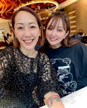 Aisa Senda Instagram - 我有一個妹妹，異父異母的那種～剛開始認識，是工作的關係，後來因為有共同的友人，常常一起吃吃喝喝，才漸漸和她熟悉起來。以前覺得她傻傻的、日本腔很可愛，後來更認識她，才發現她是真的傻😅😅

好啦！除了傻傻的，她還很會為人著想，而且還很貼心，她永遠都會記得妳喜歡什麼，會想做很多讓妳開心的事，她～就是愛紗 @aisa1108 

因為興趣相同，喜歡滑板、滑雪，我們有了更多一起旅行、相處的機會，這些年來看著她，有心疼、當然也有很多為她開心的時刻。

她是那種就算很久不見，卻也一直在我心裡佔有一個重要位置的人🥰🥰前幾天我們趁著工作的空檔，好不容易見上面了，這次應該是隔最長時間沒有碰面的一次吧！（不敢相信上次竟然是1/1，我生日那天）

這一天，走進咖啡廳前，看著她看到我開心跳舞的樣子，我笑了，心想「真好，她還是她，她還是那個可愛的女生❤️」這天，我們聊得好開心喔，就像好久不見的家人一樣，彼此關心近況、報告接下來的計畫⋯⋯聊著聊著才發現，這麼多年來，她一直一個人在台灣努力生活著，那個工作超認真的妹妹現在也吸取了很多人生的經驗，那個妹妹長大了，聽著她說怎麼規劃企劃她的課程，真心好為她開心，人真的會因為喜愛的事物而閃閃發亮著，她～就是如此✨✨✨

接著我說到，「妳的課程我也可以來幫忙分享啊」她說「不要啦，我不想麻煩到朋友們啦」我說「我們是自己人，自己人沒有在計較這些的」

所以，接下來我就是要來跟大家說～
🇯🇵⛩️🗻千田愛紗的實用日文課來囉！！
有10個小時的課程，總共64個單元，除了一般的教學外還有情境劇，讓你可以輕輕鬆鬆地學到日本文化！

上線之後皆可不受時間、地點限制，永久無限次觀看，課程在這唷👉🏾👉🏾 https://shifu.tw/courses/Japanese（我知道ig不能點連結，等等放限動唷）

然後她很貼心的幫大家做了Gigi折扣碼「gigi300」  可以折抵300元，想學日文的朋友們都可以參考看看唷！一起來看我這個妹妹真的好優秀好棒棒！

#姐妹 #閨蜜 #好友 #愛紗 #這不是業配文 #日語 #日文 #日語學習 #日文課