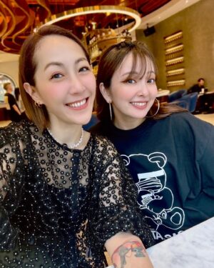 Aisa Senda Instagram - 我有一個妹妹，異父異母的那種～剛開始認識，是工作的關係，後來因為有共同的友人，常常一起吃吃喝喝，才漸漸和她熟悉起來。以前覺得她傻傻的、日本腔很可愛，後來更認識她，才發現她是真的傻😅😅

好啦！除了傻傻的，她還很會為人著想，而且還很貼心，她永遠都會記得妳喜歡什麼，會想做很多讓妳開心的事，她～就是愛紗 @aisa1108 

因為興趣相同，喜歡滑板、滑雪，我們有了更多一起旅行、相處的機會，這些年來看著她，有心疼、當然也有很多為她開心的時刻。

她是那種就算很久不見，卻也一直在我心裡佔有一個重要位置的人🥰🥰前幾天我們趁著工作的空檔，好不容易見上面了，這次應該是隔最長時間沒有碰面的一次吧！（不敢相信上次竟然是1/1，我生日那天）

這一天，走進咖啡廳前，看著她看到我開心跳舞的樣子，我笑了，心想「真好，她還是她，她還是那個可愛的女生❤️」這天，我們聊得好開心喔，就像好久不見的家人一樣，彼此關心近況、報告接下來的計畫⋯⋯聊著聊著才發現，這麼多年來，她一直一個人在台灣努力生活著，那個工作超認真的妹妹現在也吸取了很多人生的經驗，那個妹妹長大了，聽著她說怎麼規劃企劃她的課程，真心好為她開心，人真的會因為喜愛的事物而閃閃發亮著，她～就是如此✨✨✨

接著我說到，「妳的課程我也可以來幫忙分享啊」她說「不要啦，我不想麻煩到朋友們啦」我說「我們是自己人，自己人沒有在計較這些的」

所以，接下來我就是要來跟大家說～
🇯🇵⛩️🗻千田愛紗的實用日文課來囉！！
有10個小時的課程，總共64個單元，除了一般的教學外還有情境劇，讓你可以輕輕鬆鬆地學到日本文化！

上線之後皆可不受時間、地點限制，永久無限次觀看，課程在這唷👉🏾👉🏾 https://shifu.tw/courses/Japanese（我知道ig不能點連結，等等放限動唷）

然後她很貼心的幫大家做了Gigi折扣碼「gigi300」  可以折抵300元，想學日文的朋友們都可以參考看看唷！一起來看我這個妹妹真的好優秀好棒棒！

#姐妹 #閨蜜 #好友 #愛紗 #這不是業配文 #日語 #日文 #日語學習 #日文課