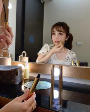 Aisa Senda Instagram - 我的愛用化妝師 @miaomiaomakeup 
每一次請妙妙化妝讓我變美😍

她有一天跟我說她花了兩年多終於做出她滿意的睫毛膏了！一刷就擁有自然纖長的睫毛膏！
具有加黑、增長、速乾、不暈染的效果！

我工作滿檔的時候不接睫毛，都靠睫毛膏，所以好用的睫毛膏真的好重要💚一定要根根分明，自然又讓眼睛有神
（絕對不允許睫毛上一塊塊的睫毛膏）

只需這隻 就能輕鬆擁有長濃翹的完美睫毛

#妝苑妙妙睫毛膏 
🔗 https://reurl.cc/1GprED