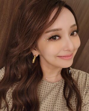 Aisa Senda Instagram - 我的愛用化妝師 @miaomiaomakeup 
每一次請妙妙化妝讓我變美😍

她有一天跟我說她花了兩年多終於做出她滿意的睫毛膏了！一刷就擁有自然纖長的睫毛膏！
具有加黑、增長、速乾、不暈染的效果！

我工作滿檔的時候不接睫毛，都靠睫毛膏，所以好用的睫毛膏真的好重要💚一定要根根分明，自然又讓眼睛有神
（絕對不允許睫毛上一塊塊的睫毛膏）

只需這隻 就能輕鬆擁有長濃翹的完美睫毛

#妝苑妙妙睫毛膏 
🔗 https://reurl.cc/1GprED