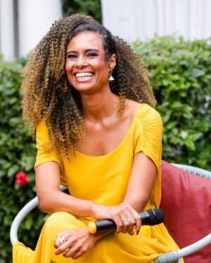 Aisha Jambo Instagram - Hoje, 25 de julho, é o Dia da Mulher Negra Latino Americana e Caribenha, essa data reforça a luta histórica das mulheres negras por sobrevivência em uma sociedade estruturalmente  racista, misógina, machista, e nos faz refletir sobre a vida dessas mulheres. 

A data de hoje é uma conquista para todas nós. Iremos celebrar neste 25 de julho com o #EspecialMulherNegra logo mais, às 20h30 no canal @eonlinebrasil 
Estou aqui para convidar vocês e dizer que o programa está incrível, nos vemos logo mais, não percam!

Uma alegria imensa participar da realização do programa em homenagem a nossa rainha @zezemotta

Um agradecimento especial ao idealizador @viniciusbelo 

Stylist: Mari Bruxa @maribruxa_
Assistente Styling: Franklin Dalua @_dalua__
Produção de Moda: Núrya Boni @nuryaboni
Make @alexxpalmeiraa
Vestido: @angelabritobrand
Brinco: @camilaforti.joias 
Anéis: @camilaforti.joias

 Assistam ao E! Claro 550 | Sky 491 | Vivo 626

#zezemotta #mulheresnegras #julhodaspretas #25dejulho #diadamulhernegra #canalE #aishajambo