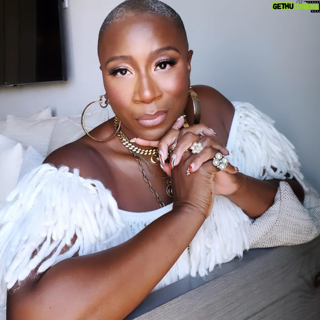 Aisha Hinds Instagram - •| H E A D • S H O T T A |•’ 📷: @danieandthebloom 💄: @danieandthebloom 🎵: @shesjustdifferent *I DO NOT OWN THE RIGHTS TO THIS MUSIC*