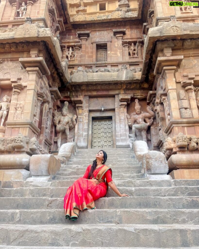Aishwarya Ramsai Instagram - 🛕தஞ்சாவூர் பெரிய கோவில் 😍 : #actress #aishwaryaramsai #temple #pics #yathra #shivantemple #thanjavurperiyakovil #rajarajachozhan #history #bekind #staysafe