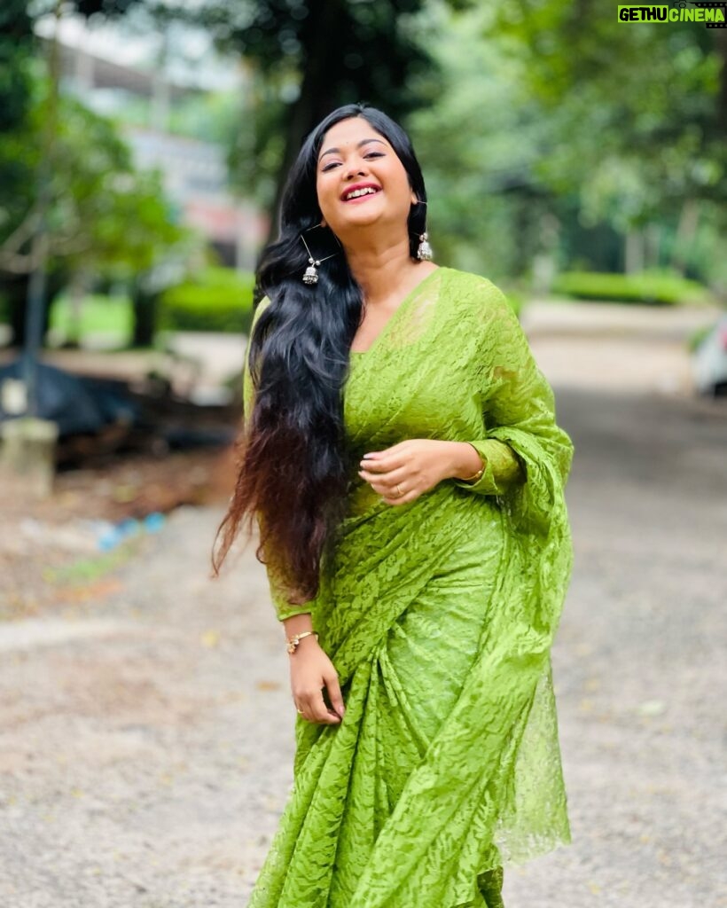 Aishwarya Ramsai Instagram - ☘️GREEN LOVE 🦚💚 : #actress #aishwaryaramsai #location #mounaragam #malyalam #tamil #photo #songs #bekind #staysafe #green #love