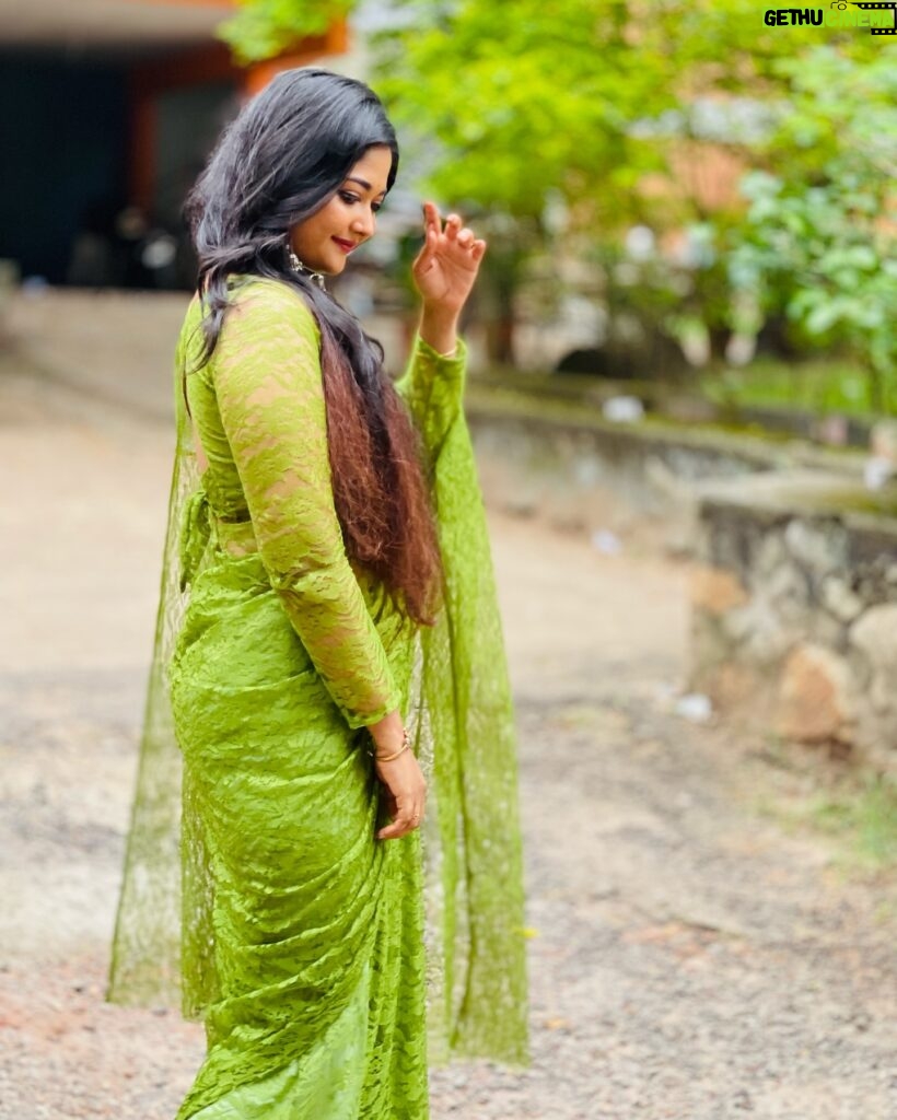 Aishwarya Ramsai Instagram - ☘️GREEN LOVE 🦚💚 : #actress #aishwaryaramsai #location #mounaragam #malyalam #tamil #photo #songs #bekind #staysafe #green #love