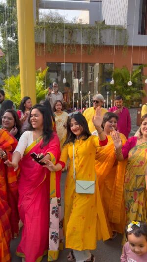 Aishwarya Sen Instagram - Kuch bhi ho jaye
Masti rukni nahi chahiye 😉💛

#shadi #teamgroom #gayeholud #biyebari #masti
