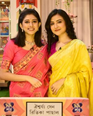 Aishwarya Sen Instagram - No bond is stronger than two girls that dislike the same person 😅😂
That’s how our friendship started 😄😄

We’ll be there today at 5pm only on @zeebanglaofficial 🥰