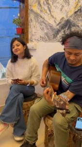 Aishwarya Sen Instagram - Music is what feeling sounds like!!!! #worldmusicday #happyworldmusicday 🎤🎼 @cafe_chowtari_darjeeling 💕 #happy #singing #songs #music #love #mountain #peace #darjeeling