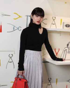 Aju Makita Instagram - ☺︎
黒髪黒ニットでいつもより大人¯֊¯

@fendi 
 #fendiselleria  #pr