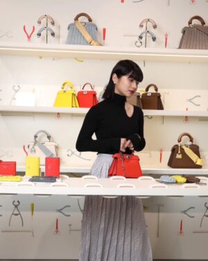 Aju Makita Instagram - ☺︎
黒髪黒ニットでいつもより大人¯֊¯

@fendi 
 #fendiselleria  #pr