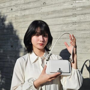 Aju Makita Instagram - ☺︎
カジュアルにもフォーマルにも合う白！
今年の夏たくさん使います👜
#viviennewestwoodjapan
#viviennewestwood #pr
