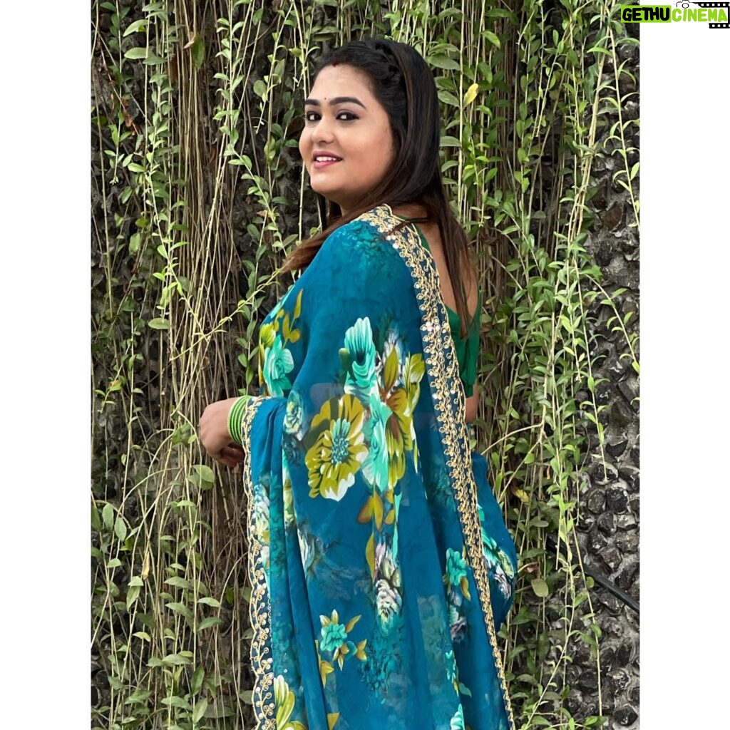 Akalya Venkatesan Instagram - Chill with green ❤️❤️❤️❤️ Beautiful saree @srisaicollections9