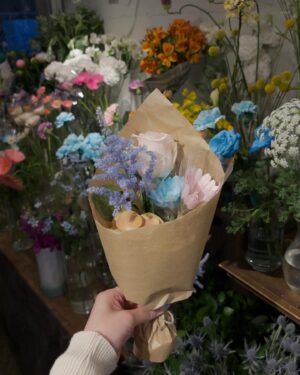 Akane Haga Instagram - ⁡
⁡
気になってたお花屋さん〜〜💐
⁡
可愛すぎたので時間をかけて選んだのですが、
なんとなく、12期カラーっぽいね？笑
⁡
#morningmusume24 #モーニング娘24 #羽賀朱音