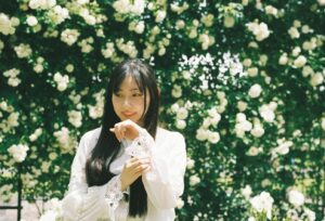 Akane Haga Instagram - #ねちんふぃるむ
⁡
⁡
⁡
⁡
バラの季節だったので、
いっぱいバラが見れて嬉しかったな〜🌹
⁡
にしても、植村さん、お花似合いすぎです
⁡
⁡
ついに明日ですね……
メロンジュースを飲んで
気合を入れて日本武道館に向かいます！
植村さんにお会い出来るの、楽しみ〜〜🫶🏻
⁡
⁡
⁡
⁡
#juicejuice #植村あかり さん
#film #filmphotography #film_jp
#helloproject #morningmusume24
#フィルム #フィルムカメラ 
#モーニング娘24 #羽賀朱音