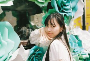 Akane Haga Instagram - #ねちんふぃるむ
⁡
⁡
⁡
⁡
バラの季節だったので、
いっぱいバラが見れて嬉しかったな〜🌹
⁡
にしても、植村さん、お花似合いすぎです
⁡
⁡
ついに明日ですね……
メロンジュースを飲んで
気合を入れて日本武道館に向かいます！
植村さんにお会い出来るの、楽しみ〜〜🫶🏻
⁡
⁡
⁡
⁡
#juicejuice #植村あかり さん
#film #filmphotography #film_jp
#helloproject #morningmusume24
#フィルム #フィルムカメラ 
#モーニング娘24 #羽賀朱音