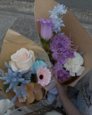 Akane Haga Instagram - ⁡
⁡
気になってたお花屋さん〜〜💐
⁡
可愛すぎたので時間をかけて選んだのですが、
なんとなく、12期カラーっぽいね？笑
⁡
#morningmusume24 #モーニング娘24 #羽賀朱音