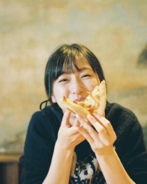 Akane Haga Instagram - #ねちんふぃるむ
⁡
⁡
⁡
⁡
1日目は
着いてすぐにピザを食べに行って、
イルミネーション巡りをしたんです🍕
⁡
フラッシュで撮る植村さん、エモエモ〜〜！
⁡
⁡
⁡
⁡
#juicejuice #植村あかり さん
#film #filmphotography #film_jp
#helloproject #morningmusume24
#フィルム #フィルムカメラ 
#モーニング娘24 #羽賀朱音