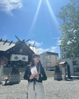 Akane Haga Instagram - ⁡
⁡
⁡
早朝は曇っていたんだけど、
だんだん晴れて、9時には晴天になったんです⛅
⁡
⁡
お参りをしたあと、
⁡
とっても可愛い御朱印と
とっても可愛いレースのお守りを頂き、
4冊目の御朱印帳もゲットして
⁡
3人でおみくじを引いたり…………！
⁡
⁡
心が、浄化されました☺️🩵
⁡
⁡
#morningmusume24 #モーニング娘24 #羽賀朱音
#photo #by @erina_ikuta.official #さん
#札幌諏訪神社 #諏訪神社 #北海道 #札幌 #神社
#北の神社巡り #神社巡り #北海道観光 #札幌観光