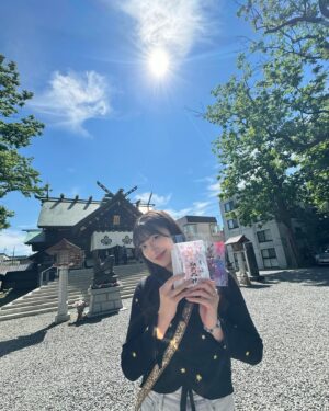 Akane Haga Instagram - ⁡
⁡
⁡
早朝は曇っていたんだけど、
だんだん晴れて、9時には晴天になったんです⛅
⁡
⁡
お参りをしたあと、
⁡
とっても可愛い御朱印と
とっても可愛いレースのお守りを頂き、
4冊目の御朱印帳もゲットして
⁡
3人でおみくじを引いたり…………！
⁡
⁡
心が、浄化されました☺️🩵
⁡
⁡
#morningmusume24 #モーニング娘24 #羽賀朱音
#photo #by @erina_ikuta.official #さん
#札幌諏訪神社 #諏訪神社 #北海道 #札幌 #神社
#北の神社巡り #神社巡り #北海道観光 #札幌観光