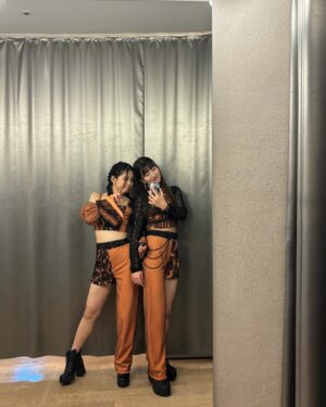 Akane Haga Instagram - ⁡
⁡
パンツの形、
アシンメトリーでお揃いなんだけど、
らいりーめっちゃ似合ってる🙆🏻‍♀️
⁡
#morningmusume24 #モーニング娘24 
#羽賀朱音 #櫻井梨央 ちゃん #もっと娘