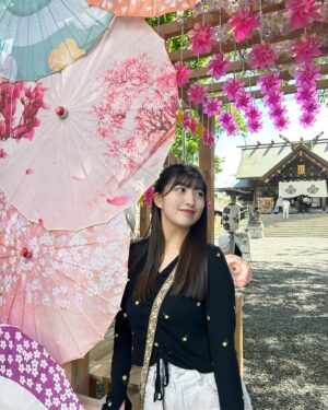 Akane Haga Instagram - ⁡
⁡
⁡
｢札幌諏訪神社｣に行ってきました🌸
⁡
⁡
早朝にお仕事をひとつしてから、
朝の9時に参拝をしたのですが……
⁡
眠気が吹き飛ぶくらい可愛かった〜〜！笑
⁡
⁡
すごく神秘的な写真も
生田さんが撮影してくださったので、
明日、また載せますね☁️🫶🏻
⁡
⁡
#morningmusume24 #モーニング娘24 #羽賀朱音
#photo #by #櫻井梨央 #ちゃん #3人で行った
#札幌諏訪神社 #諏訪神社 #北海道 #札幌 #神社
#北の神社巡り #神社巡り #北海道観光 #札幌観光