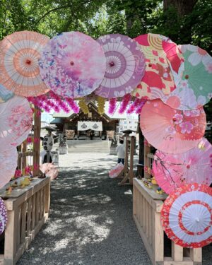 Akane Haga Instagram - ⁡
⁡
⁡
｢札幌諏訪神社｣に行ってきました🌸
⁡
⁡
早朝にお仕事をひとつしてから、
朝の9時に参拝をしたのですが……
⁡
眠気が吹き飛ぶくらい可愛かった〜〜！笑
⁡
⁡
すごく神秘的な写真も
生田さんが撮影してくださったので、
明日、また載せますね☁️🫶🏻
⁡
⁡
#morningmusume24 #モーニング娘24 #羽賀朱音
#photo #by #櫻井梨央 #ちゃん #3人で行った
#札幌諏訪神社 #諏訪神社 #北海道 #札幌 #神社
#北の神社巡り #神社巡り #北海道観光 #札幌観光