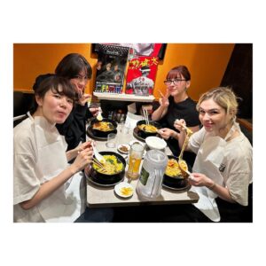 Akane Hirose Instagram - The Warningとの思い出☺︎
制作期間中、アニメトークで盛り上がってオタ活して、ラーメンと焼肉食べに行った！Danyとは3回ラーメン行った🍜

みんながメキシコの可愛いお人形とお菓子をプレゼントしてくれました！私達5人をイメージして選んでくれたんだって！嬉しすぎる…！

大切に飾っています。Gracias♥️

#bandmaid #thewarning
