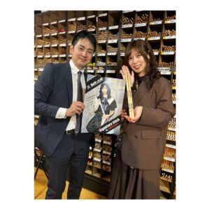Akane Hirose Instagram - 誕生日を迎えました！
沢山のお祝いメッセージ、ありがとうございます☺︎

そして12月14日はAKANEシグネチャースティックの発売日🥁
最高に幸せな誕生日だー！

インスタライブも観てくれてありがとうございました！！
みんなとお話できて楽しかったです☺︎

本日は、楽器店様へ挨拶まわりに行かせていただきました！

・イケシブ(IKEBE SHIBUYA)様
・MUSIC LAND KEY渋谷店様
・ドラムステーション リボレ秋葉原店様

ありがとうございました！

スティックが並んでいるのを見て大興奮！本当に嬉しいです！

そして今回、AKANEシグネチャースティックの制作から全て協力していただいたキクタニミュージック様！

本当にありがとうございます！

最高の相棒と共に精進します🥁

AKANEシグネチャースティック、よろしくお願いします✨

#bandmaid #wincent #akane