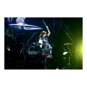 Akane Hirose Instagram - BAND-MAID 10TH ANNIVERSARY TOUR FINAL
2023.11.26@YOKOHAMA ARENA

横浜アリーナありがとうございました！

私が初めて生でライブを観て、バンドの素晴らしさを知ったのがこの場所でした。

いつか自分もこのステージに立ちたいという大きな夢と目標を持ってドラムを始めた、青春の思い出がたくさん詰まった場所。

BAND-MAIDで横浜アリーナのステージに立てた事が本当に嬉しくて幸せです。

熱しやすく冷めやすい私が10年もバンドを続けるなんて思いもしなかった。
ここまで頑張れたのは、メンバー、BAND-MAIDチーム、そして何より応援してくれるみんなのおかげです。

この10年間、楽しい事ばかりではなく大きな壁に直面して心が折れそうになり、ドラムと真正面から向き合えなくなりそうな時期が何度もありました。

そんな私を常に一番近くで支えてくれたのはメンバーです。
努力して結果を出す姿を見せ続けてくれたメンバーのおかげで、私は頑張れています。
芯が強くてカッコ良くて心が綺麗で、一生尊敬してやまない自慢のメンバーです。仲の良さも自慢です。

みんなと離れたくない一心で10年続けてこれました。みんながいる限り、この先何があっても絶対に諦めないし、私は成長し続けます。

そして私達の意見を一番に尊重して寄り添ってくれて、自由に楽しく音楽をやらせてくれるBAND-MAIDチームのみなさんには感謝でいっぱいです。

最後に。
応援してくれるみんなへ。

私達だけではここまで辿り着く事が出来なかったよ。みんなの応援が私達の支えになっています。毎日みんなから頑張るパワーを与えてもらっています。本当にありがとうございます。感謝の言葉だけでは足りないし伝えきれないよ。

応援してくれるみんなに私達もいっぱいパワーを与えたいので、一緒に高め合っていけたら嬉しいです。

見たことのない景色をたくさん見に行きましょう。そして夢を叶えていきましょう。

これからもBAND-MAIDをよろしくお願いします。みんな大好きだ！！！！！

photo by @masafuji93 

#bandmaid