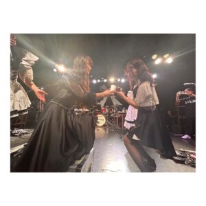Akane Hirose Instagram - BAND-MAID 10TH ANNIVERSARY
TOUR in JAPAN

2023.10.15@小樽GOLD STONE

MISAお誕生日おめでとう🎉
今年も0時ピッタリの瞬間にみんなで集まってお祝い出来て嬉しかったな！！

MISAと私はソウルメイトらしい。(診断結果で出たってMISAが言ってた)

リズム隊の相方がソウルメイトだなんて最強最高じゃないの！！

もう10年以上の付き合いだけど、ずっと赤ちゃんみたいで可愛くて尊い👶
いつも癒してくれて＆笑わせてくれてありがとう！！

これからも頼むねソウルメイト🤝
