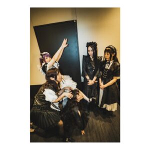 Akane Hirose Instagram - 2月22日は猫の日でしたね🐈
MISAが猫から人間へ戻っていく写真を載せておきます。

photo by @pickles_0808 

#bandmaid
