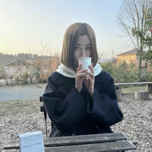 Akane Moriya Instagram - ⁡
🌳☕️
#fashion 
#私服
#ootd

coat @the_newhouse 
balaclava @hififnk_official
⁡
#cafe #itoshima
