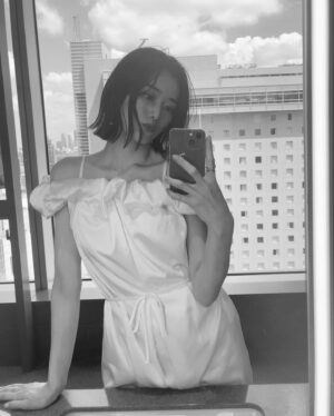 Akane Moriya Instagram - ⁡
2024年度ファンクラブ会員限定カレンダーの発売が決定しました〜👏🏻👏🏻👏🏻

・種類
1部 ¥3,000(税込)
2部 ¥6,000(税込)
の2種の販売となります。今回は念願だったステッカーの制作もさせて頂き、そちらを特典に付けさせて頂きます‎🤍ステッカーに使う写真もプライベートで撮りだめてきた写真の数々から選び抜いて普段から使って頂けるようなお洒落なステッカーを作っています✊🏻✨そちらも乞うご期待!です🙈

・特典内容
１部販売(ステッカーA)
２部販売(ステッカーA・B＋メイキング動画)
⁡
もちろん、カレンダーの方は今年より更にパワーアップした充実した内容になっています。大好きな場所で素敵な衣装とメイクと共にとてもお洒落に撮って頂きました😌久しぶりにお腹痛くなるほど沢山笑いました。そんな色んな表情と姿が詰まっています。月をめくる毎に心の拠り所になるようなカレンダーになりました♡ 大満足のカレンダーです。是非お手にとって頂けたら大変嬉しく思います。よろしくお願いします💓

・受注生産期間
10/18(水)21:00〜 11/8(水) 23:59
期間限定なのでお気をつけください↑
⁡
購入ページの詳細は、私のプロフィールにありますURLに飛んで頂き、『store』をチェックしてね〜︎︎︎✌︎