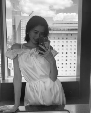 Akane Moriya Instagram - ⁡
2024年度ファンクラブ会員限定カレンダーの発売が決定しました〜👏🏻👏🏻👏🏻

・種類
1部 ¥3,000(税込)
2部 ¥6,000(税込)
の2種の販売となります。今回は念願だったステッカーの制作もさせて頂き、そちらを特典に付けさせて頂きます‎🤍ステッカーに使う写真もプライベートで撮りだめてきた写真の数々から選び抜いて普段から使って頂けるようなお洒落なステッカーを作っています✊🏻✨そちらも乞うご期待!です🙈

・特典内容
１部販売(ステッカーA)
２部販売(ステッカーA・B＋メイキング動画)
⁡
もちろん、カレンダーの方は今年より更にパワーアップした充実した内容になっています。大好きな場所で素敵な衣装とメイクと共にとてもお洒落に撮って頂きました😌久しぶりにお腹痛くなるほど沢山笑いました。そんな色んな表情と姿が詰まっています。月をめくる毎に心の拠り所になるようなカレンダーになりました♡ 大満足のカレンダーです。是非お手にとって頂けたら大変嬉しく思います。よろしくお願いします💓

・受注生産期間
10/18(水)21:00〜 11/8(水) 23:59
期間限定なのでお気をつけください↑
⁡
購入ページの詳細は、私のプロフィールにありますURLに飛んで頂き、『store』をチェックしてね〜︎︎︎✌︎