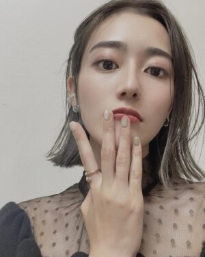 Akane Moriya Instagram - 今年も残り僅かとなりましたね⛄️
皆さまの元に続々と届いておりますでしょうか？💝
2024年版もとっておきのFC限定カレンダーが出来上がりました☺️🤍🤍
このカレンダーが少しでも皆様の傍で、日々の生活に彩りと潤いを与えられる存在になれば嬉しく思います‎𖤐
#ファンクラブ
#カレンダー 
#2024
#オフショット
#守屋茜