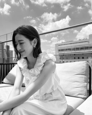 Akane Moriya Instagram - ⁡
2024年度ファンクラブ会員限定カレンダーの発売が決定しました〜👏🏻👏🏻👏🏻

・種類
1部 ¥3,000(税込)
2部 ¥6,000(税込)
の2種の販売となります。今回は念願だったステッカーの制作もさせて頂き、そちらを特典に付けさせて頂きます‎🤍ステッカーに使う写真もプライベートで撮りだめてきた写真の数々から選び抜いて普段から使って頂けるようなお洒落なステッカーを作っています✊🏻✨そちらも乞うご期待!です🙈

・特典内容
１部販売(ステッカーA)
２部販売(ステッカーA・B＋メイキング動画)
⁡
もちろん、カレンダーの方は今年より更にパワーアップした充実した内容になっています。大好きな場所で素敵な衣装とメイクと共にとてもお洒落に撮って頂きました😌久しぶりにお腹痛くなるほど沢山笑いました。そんな色んな表情と姿が詰まっています。月をめくる毎に心の拠り所になるようなカレンダーになりました♡ 大満足のカレンダーです。是非お手にとって頂けたら大変嬉しく思います。よろしくお願いします💓

・受注生産期間
10/18(水)21:00〜 11/8(水) 23:59
期間限定なのでお気をつけください↑
⁡
購入ページの詳細は、私のプロフィールにありますURLに飛んで頂き、『store』をチェックしてね〜︎︎︎✌︎