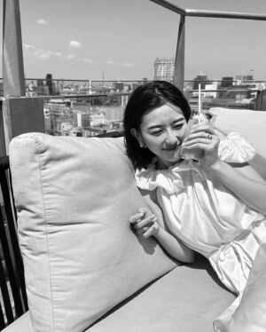 Akane Moriya Instagram - ⁡
2024年度ファンクラブ会員限定カレンダーの発売が決定しました〜👏🏻👏🏻👏🏻

・種類
1部 ¥3,000(税込)
2部 ¥6,000(税込)
の2種の販売となります。今回は念願だったステッカーの制作もさせて頂き、そちらを特典に付けさせて頂きます‎🤍ステッカーに使う写真もプライベートで撮りだめてきた写真の数々から選び抜いて普段から使って頂けるようなお洒落なステッカーを作っています✊🏻✨そちらも乞うご期待!です🙈

・特典内容
１部販売(ステッカーA)
２部販売(ステッカーA・B＋メイキング動画)
⁡
もちろん、カレンダーの方は今年より更にパワーアップした充実した内容になっています。大好きな場所で素敵な衣装とメイクと共にとてもお洒落に撮って頂きました😌久しぶりにお腹痛くなるほど沢山笑いました。そんな色んな表情と姿が詰まっています。月をめくる毎に心の拠り所になるようなカレンダーになりました♡ 大満足のカレンダーです。是非お手にとって頂けたら大変嬉しく思います。よろしくお願いします💓

・受注生産期間
10/18(水)21:00〜 11/8(水) 23:59
期間限定なのでお気をつけください↑
⁡
購入ページの詳細は、私のプロフィールにありますURLに飛んで頂き、『store』をチェックしてね〜︎︎︎✌︎